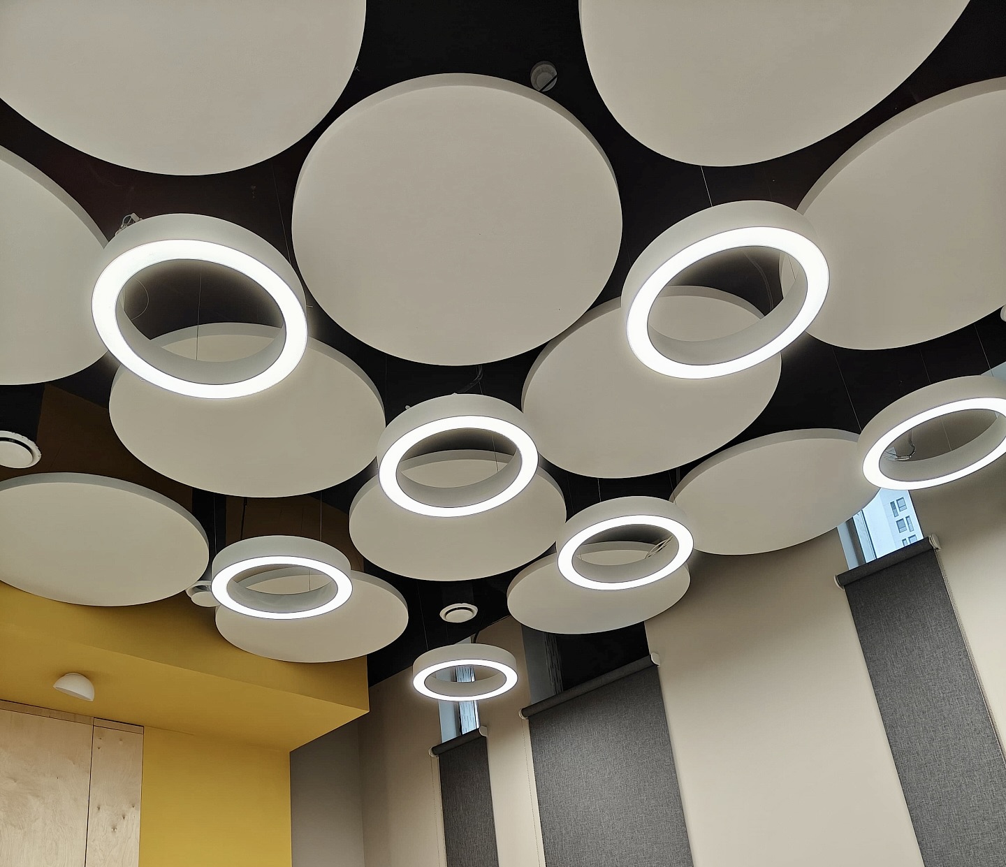 Текстура акустической потолочной панели K&R Design — материал с высоким коэффициентом звукопоглощения NRC